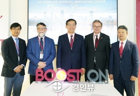  왼쪽부터 LG화학 홍성원 글로벌이노베이션센터장, 큐 바이오파마 다니엘 파세리 대표, LG화학 신학철 부회장, 바이오랩스 장 쟈르크 야모프, LG화학 손지웅 생명과학사업본부장이 센터 개소식 후 기념촬영을 하고 있다