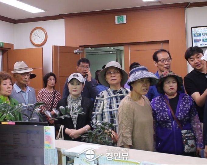 6월13일 오산시청사 인근 주민들이 곽상욱 오산시장실을 방문해 격렬하게 항의를 하고 있으나 시장면담은 불발됐다.