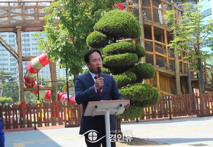 이권재 자유한국당 오산 당협위원장이 특혜문제에 대해 조목조목 설명을 하고 있다.