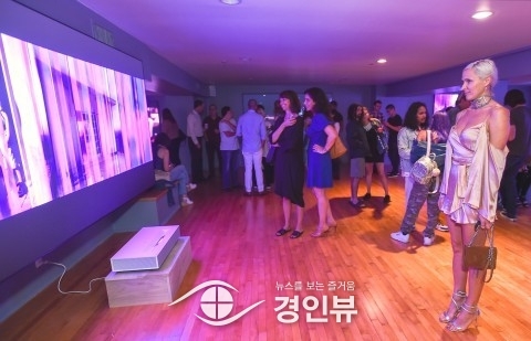 미국 산타모니카에서 관람객들이 데이비드 반 에이슨의 디지털 아트 작품을 LG 시네빔 레이저 4K가 구현한 초대형·고해상도 화면으로 감상하고 있다