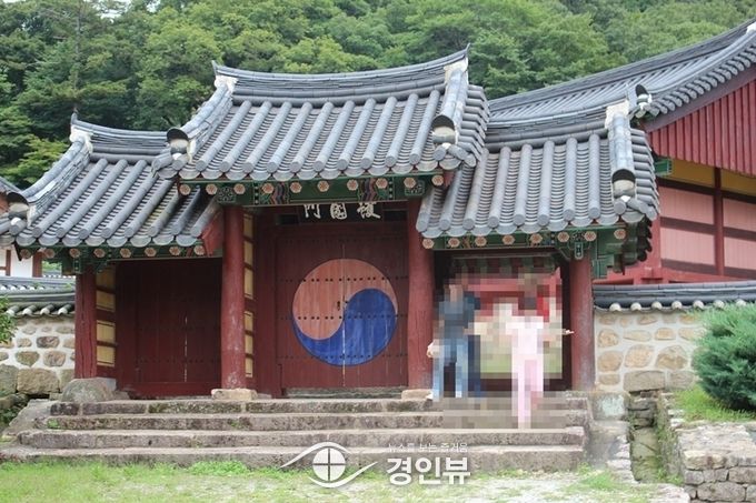 포충사의 입구인 호국문의 모습