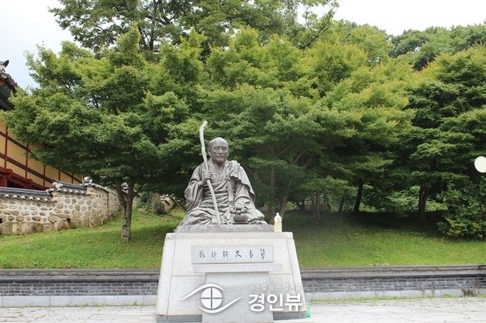 초의선사의 동상