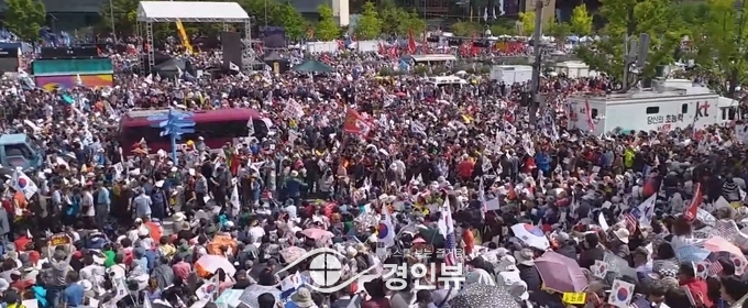  사진은 지난 3일 광화문에서의 시위 모습