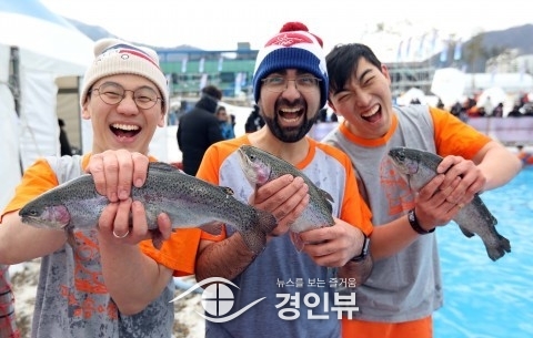 사진은 지난해 송어축제 참가자들의 모습
