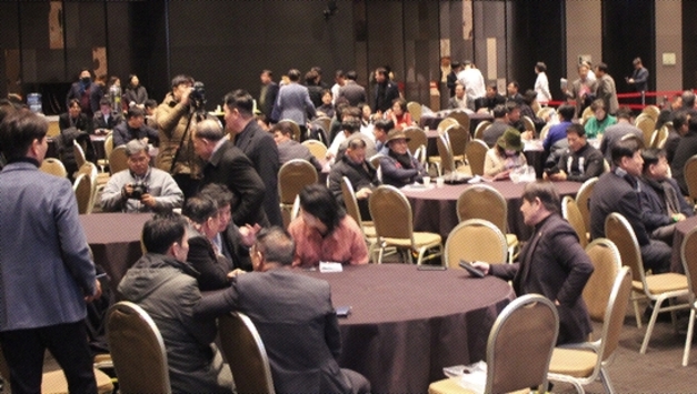 너도나도 봇물 터진 정치인 출판기념회