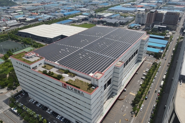 경기도, 안산에 축구장 2.5개 규모 ‘물류센터 지붕형 태양광’ 준공