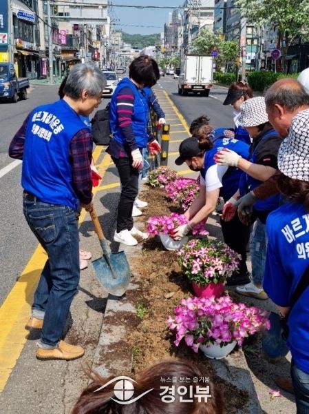 의왕시 부곡동 바르게살기위원회,‘꽃심기 청결운동’실시