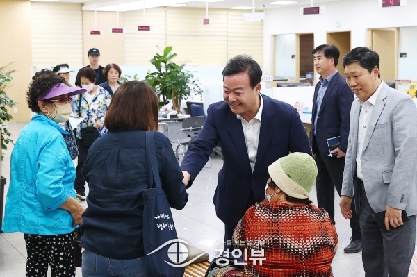 김성제 의왕시장‘교통카드 발급 NH농협 관계자 격려’