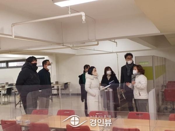 전자영 의원이 신갈고 급식실을 방문해 관계자들과 현장을 점검하는 모습’